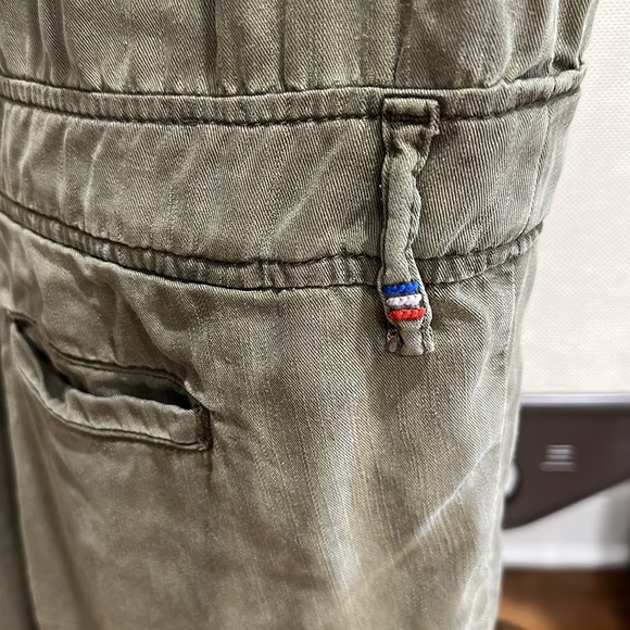 Sleeveless Jumpsuit in Military
Etienne Marcel
Color:Military - Picture 4 of 4